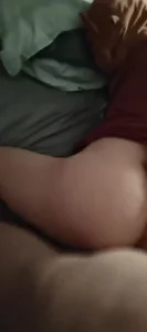 和大屁股肥臀熟女偷情，老汉推车姿势操大屁股太解馋过瘾了，大屁股很肥厚