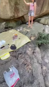 寻找刺激野外小河边操小妹妹真刺激！全程高能！