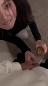 贱人操逼之前主动喝尿提神醒脑 一个劲的要求给她射脸上